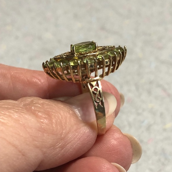 10kt Gold Peridot Ring - Picture 2 of 8